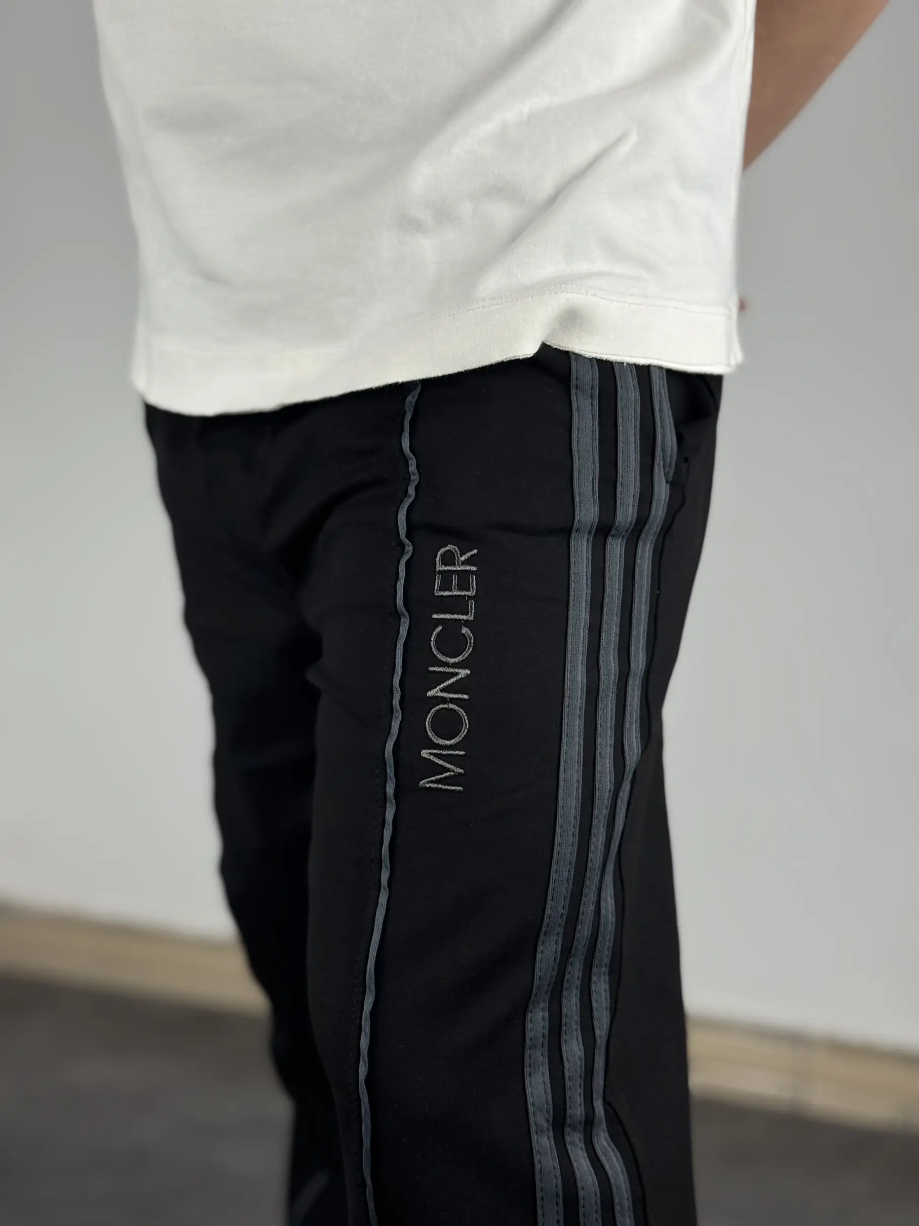 تصویر متغیر اسلش نیم بگ گلدوزی MONCLER