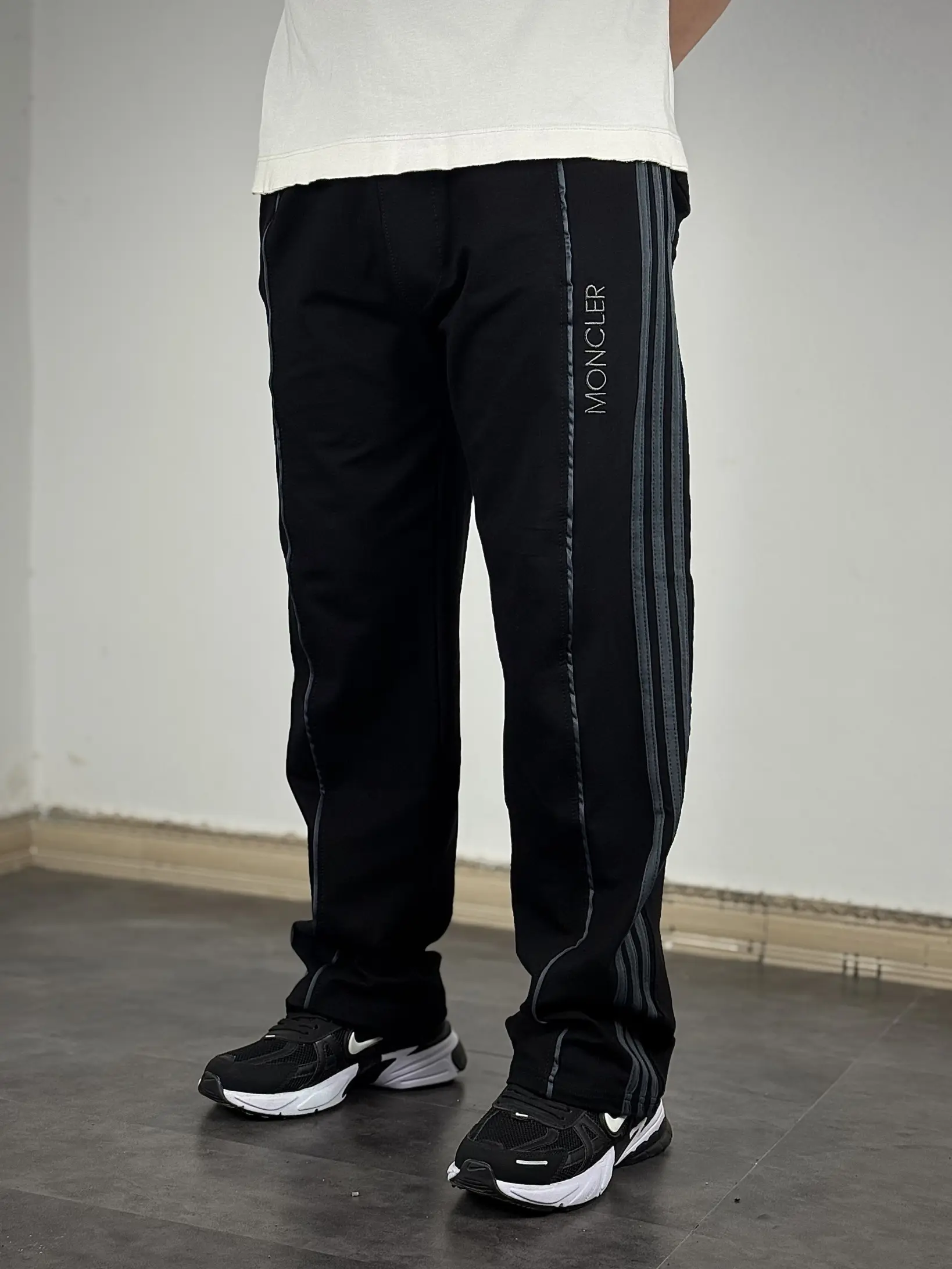 تصویر اسلش نیم بگ گلدوزی MONCLER